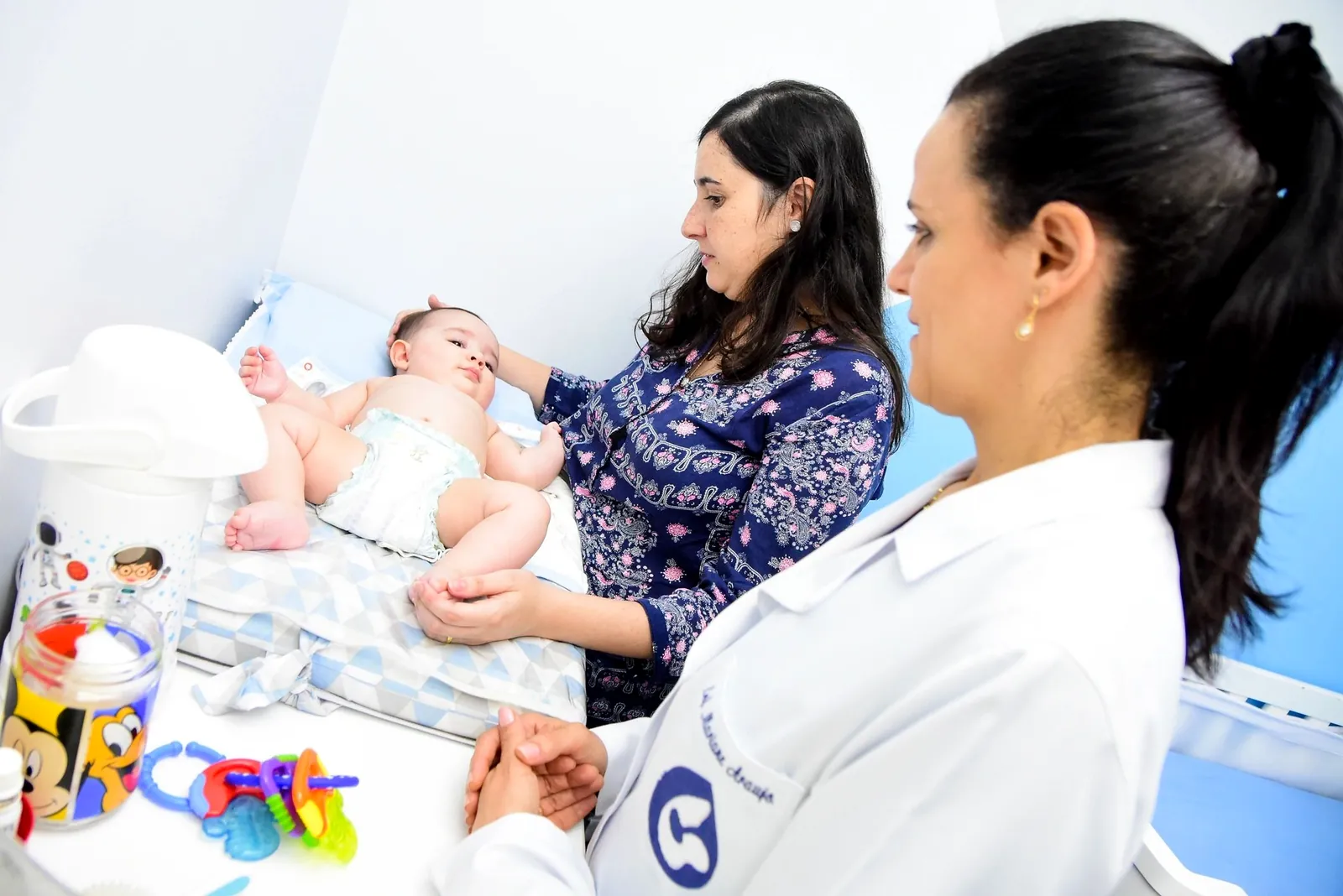 Mari Araujo acompanhando uma mãe nos cuidados com o bebê