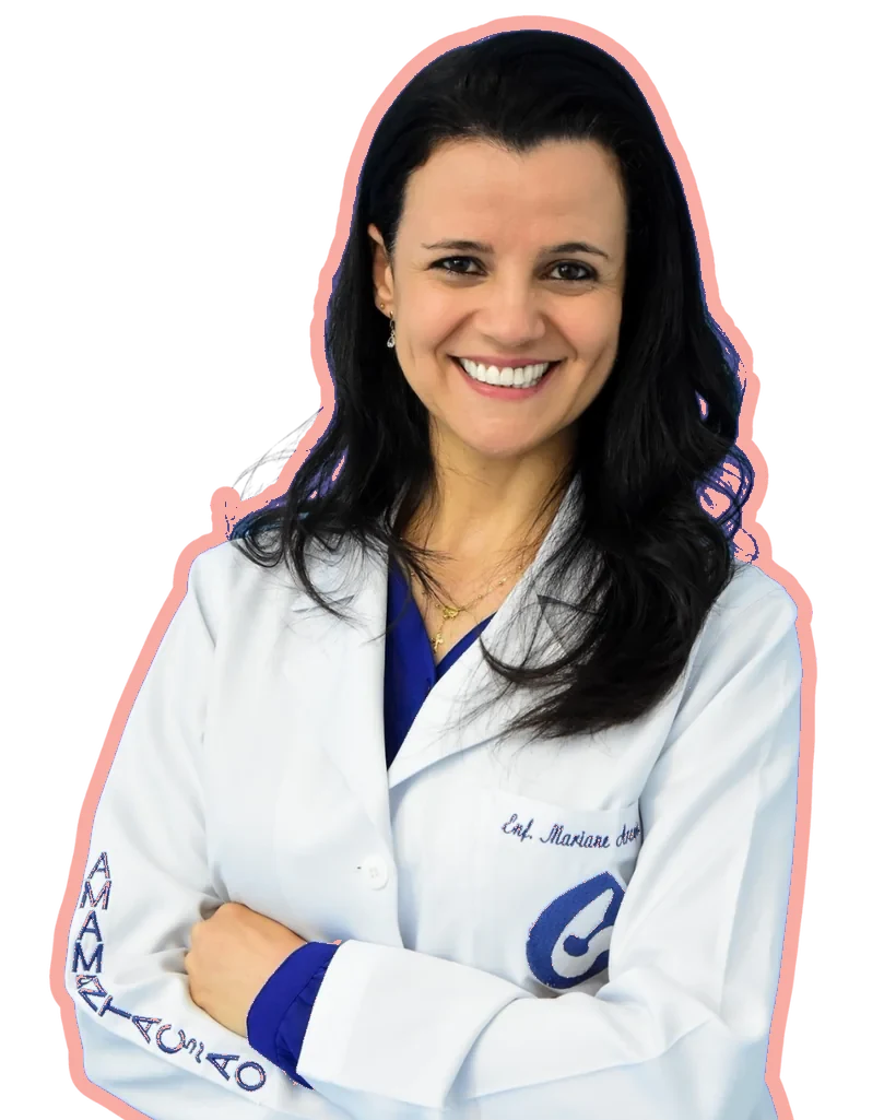 Enfermeira Mari Araujo sorrindo, de jaleco branco