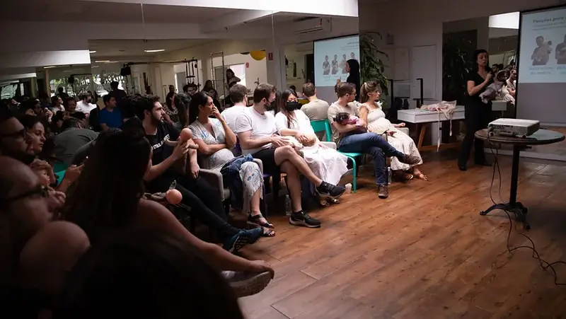 Turma reunida em roda assistindo à aula da Mari