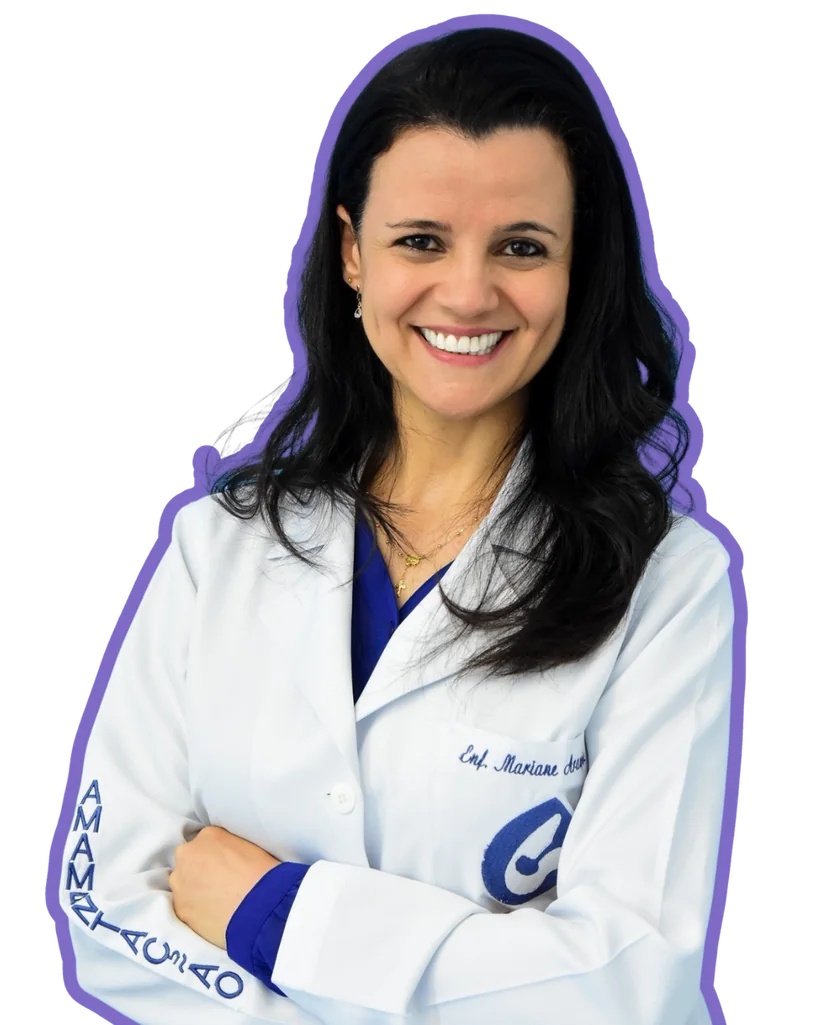 Enfermeira Mari Araujo, especialista em amamentação, sorrindo de jaleco